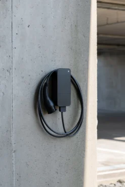 Amina S 32A ladeboks, 22 kW, 3-faset, inkl. 6 meter kabel, sort