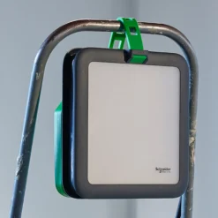 Arbejdslampe 4000 lumen, 35W, 1 udtag og USB A+C, IP54 - Schneider Electric