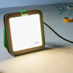 Arbejdslampe 4000 lumen, 35W, 1 udtag og USB A+C, IP54 - Schneider Electric