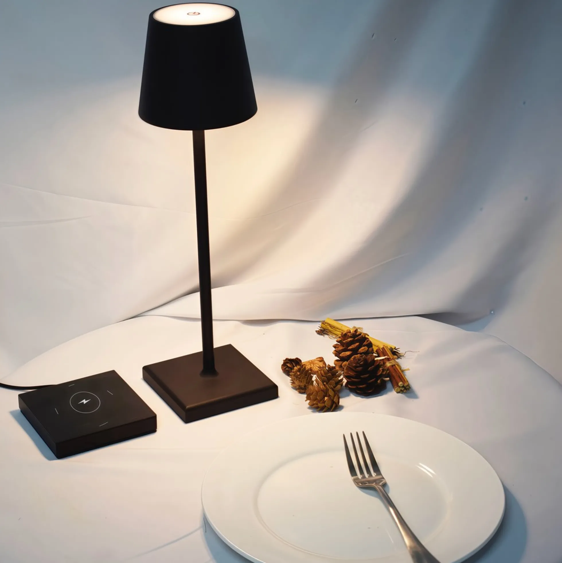 Candela LED bordlampe med trådløs opladning, IP54, touch dæmpbar