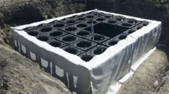 Combigrid 2,5 x 50 m, 310 g forstærket geotekstil, 12 x 12 mm