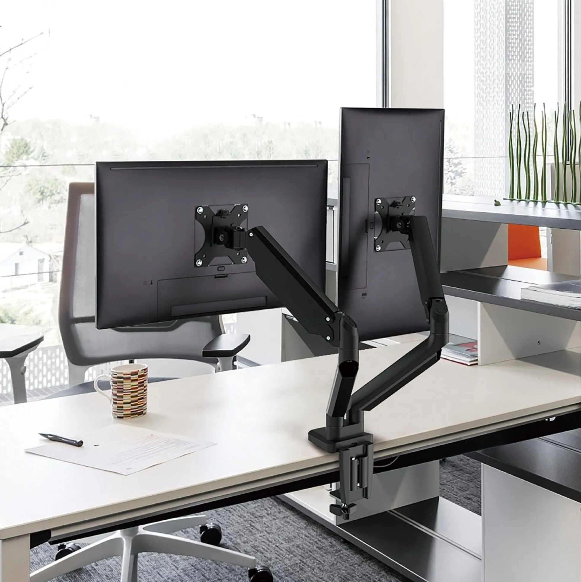 DELTACO Office, gasfjederarm skrivebord, 17"-32", 1,5-8kg, 75x75-100x100DE