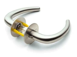 Dørgreb CU-form m/roset, 58-82 mm, L18, monteret, massiv roset ø50x2mm, rustfrit stål, børstet stål