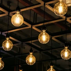E27 7W dæmpbar LED pære, G95, Amber glas, Filament, Erstat 53W, 2200K