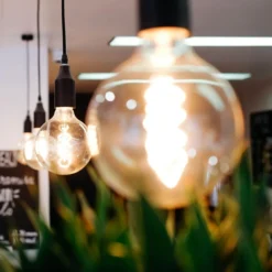 E27 4W LED pære, G95, spiral filament, amber glas, flicker free, dæmpbar, 2200K