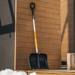 Fiskars sneskraber med teleskophåndtag