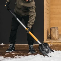 Fiskars sneskraber med teleskophåndtag
