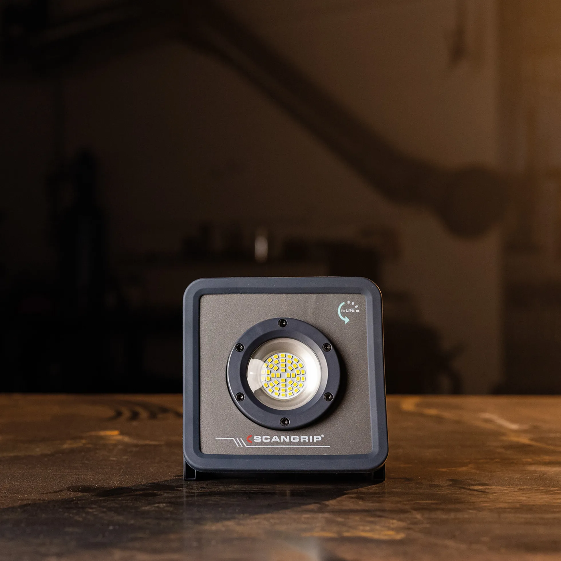 Genopladelig LED-arbejdslampe NOVA R FOR LIFE, 2000 lumen