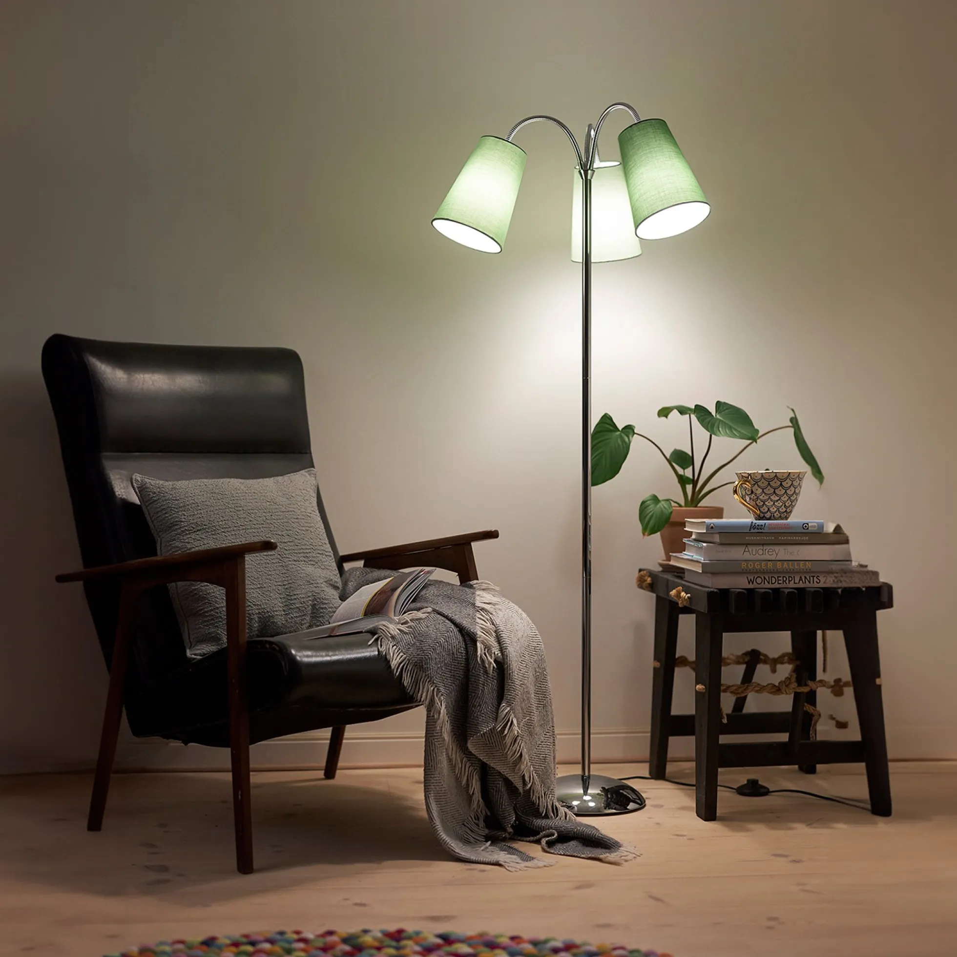 Gulvlampe Salsa, krom med æ-m-æ skærme