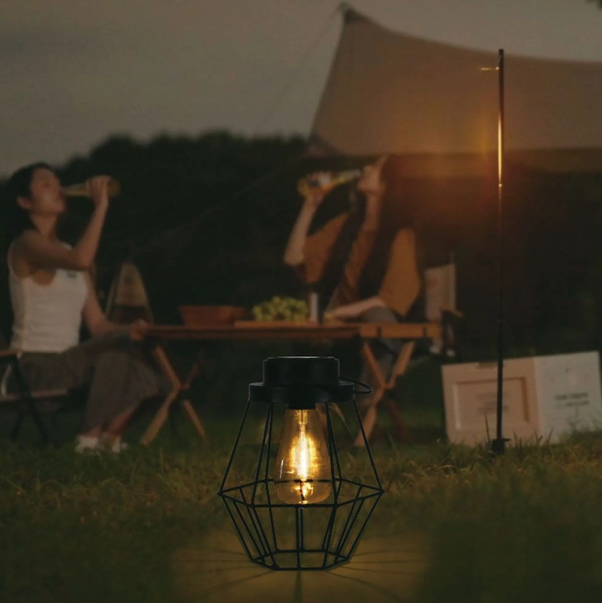 Hængende solcelle LED lanterne, 0,5W, 2700K, IP44, 1.2V, sort metal, vintage design, varm kulør, m. hank