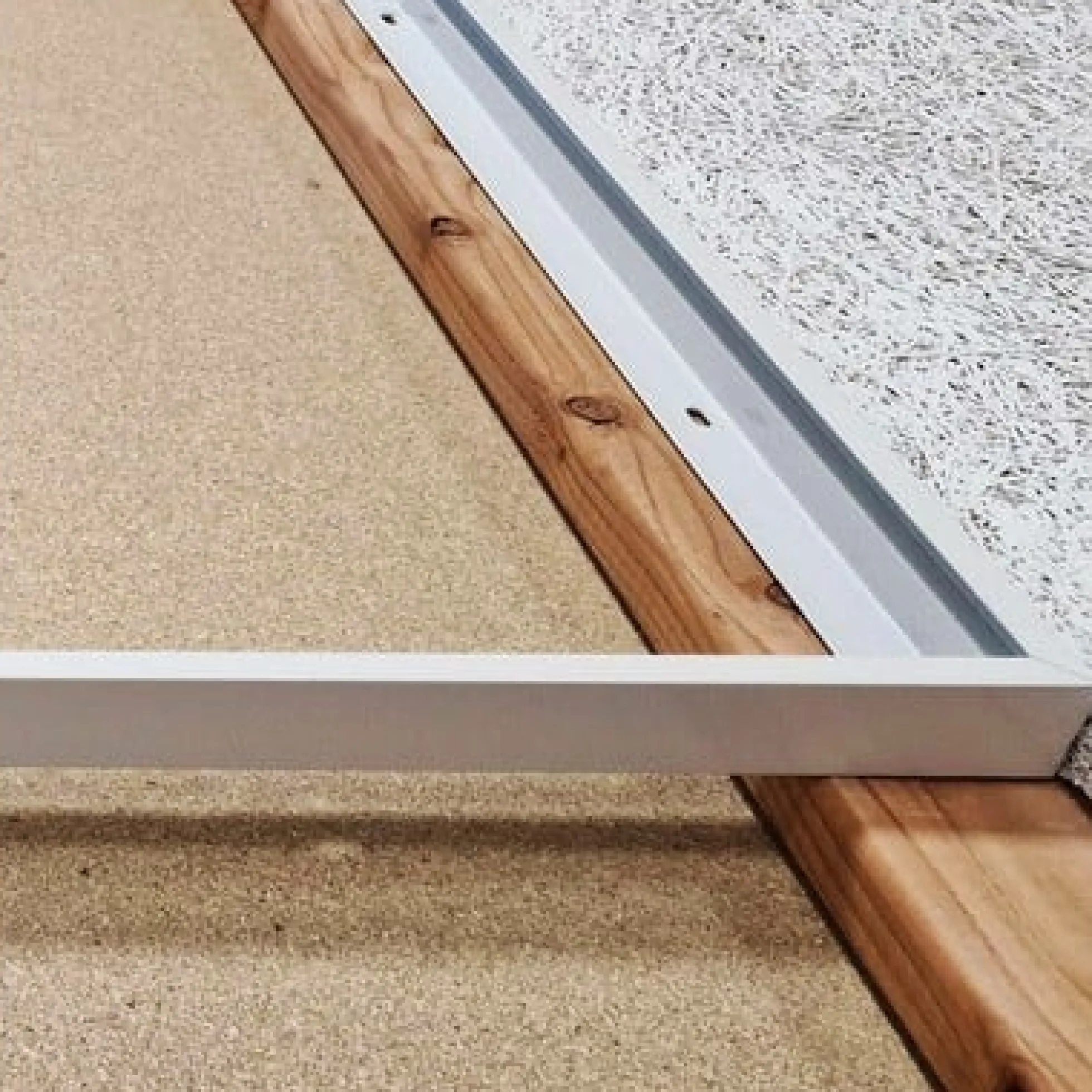 Indbygningsramme til 120x60 cm LED panel, til troldtekt og gips, hvid kant (restsalg)