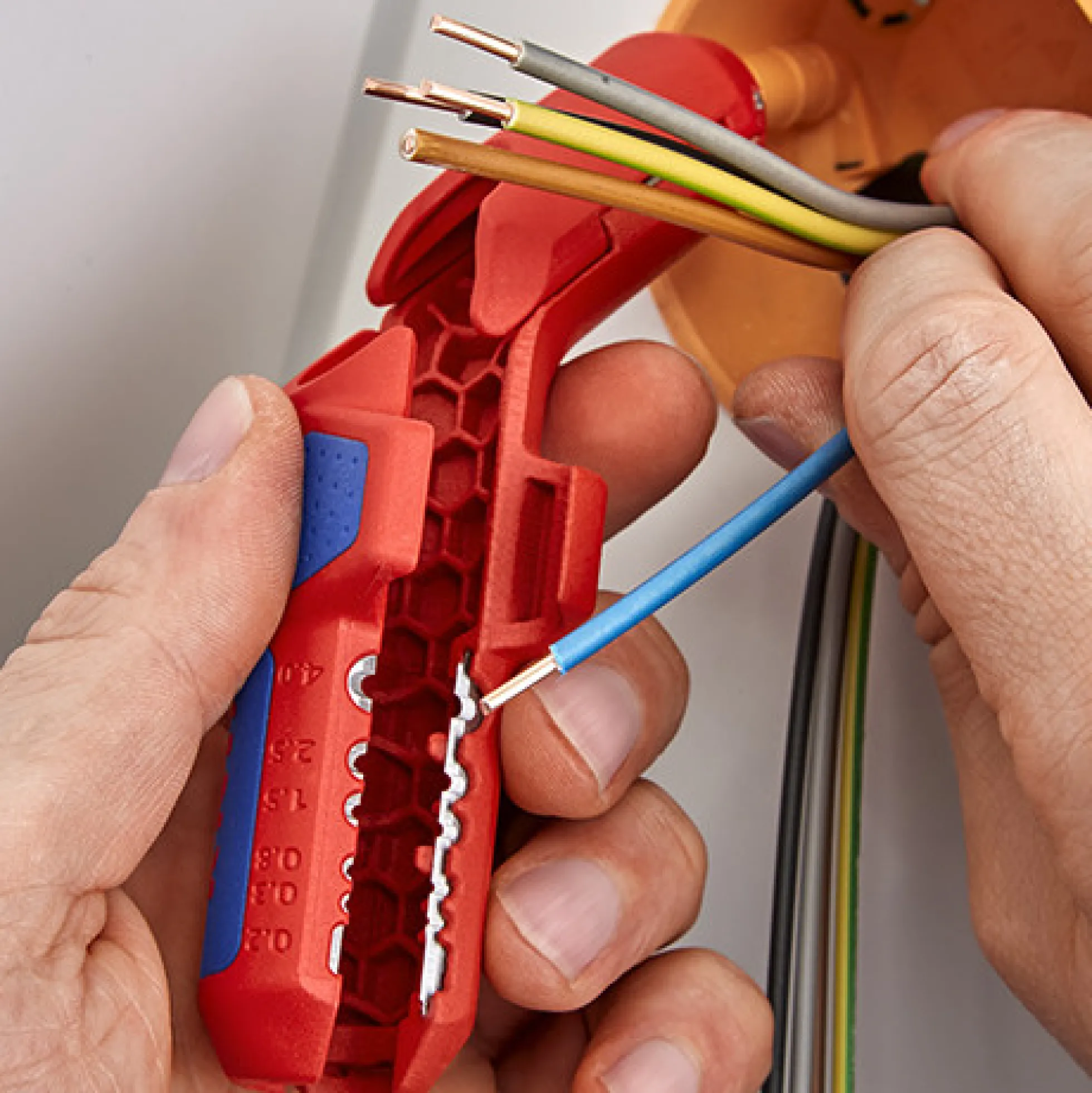 KNIPEX ErgoStrip® universal-afisoleringsværktøj, 135 mm
