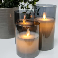 LED bloklys i røgfarvet glas, Ø7,5 cm, 3 stk., med flammeeffekt, fjernbetjening og timer, højde 10/12,5/15 cm, ægte stearin