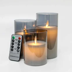 LED bloklys i røgfarvet glas, Ø7,5 cm, 3 stk., med flammeeffekt, fjernbetjening og timer, højde 10/12,5/15 cm, ægte stearin