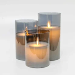 LED bloklys i røgfarvet glas, Ø7,5 cm, 3 stk., med flammeeffekt, fjernbetjening og timer, højde 10/12,5/15 cm, ægte stearin