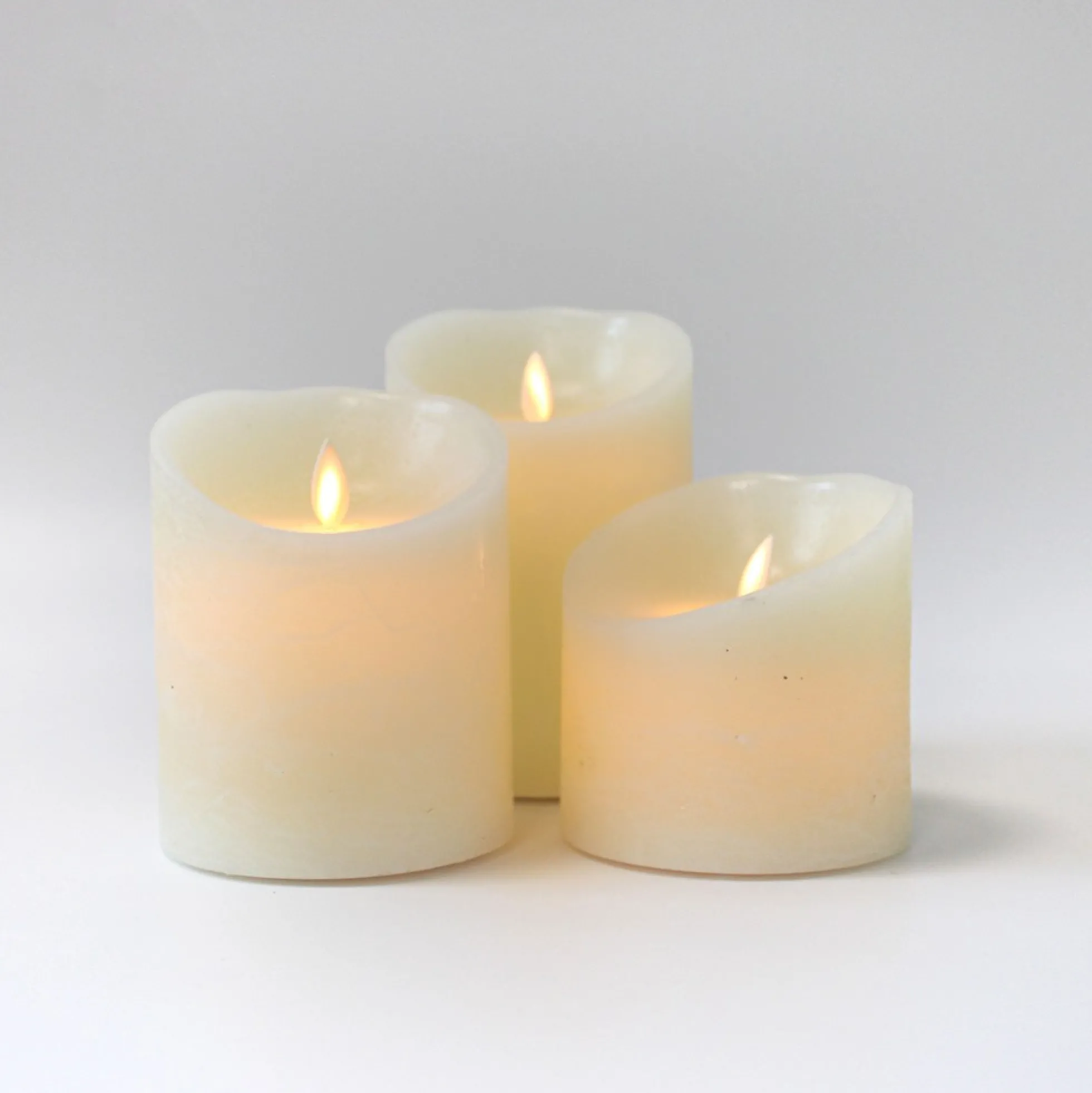 LED bloklys med bevægelig flamme, hvid, Ø10 cm, 3 stk, inkl. fjernbetjening og timer, ægte stearin