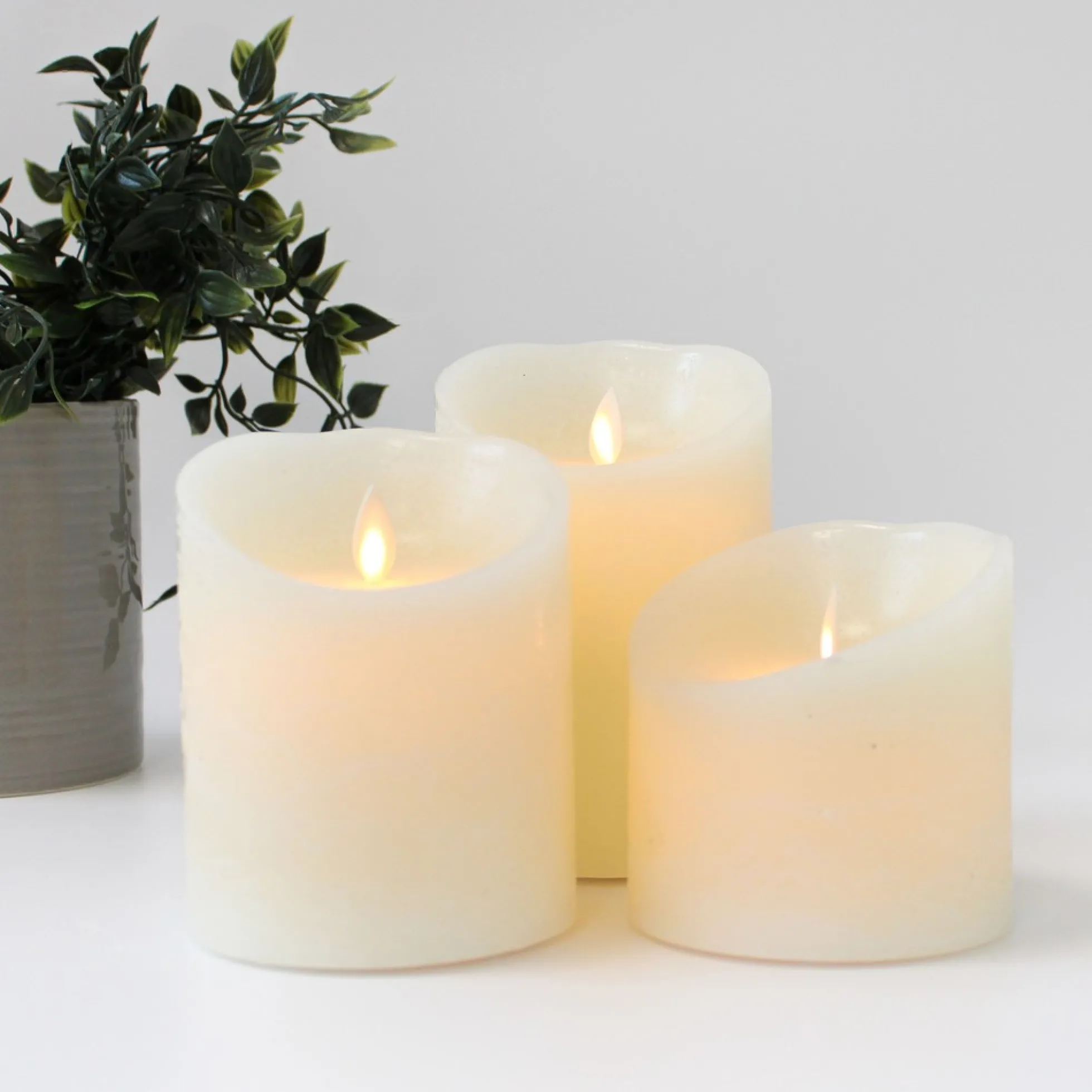 LED bloklys med bevægelig flamme, hvid, Ø10 cm, 3 stk, inkl. fjernbetjening og timer, ægte stearin