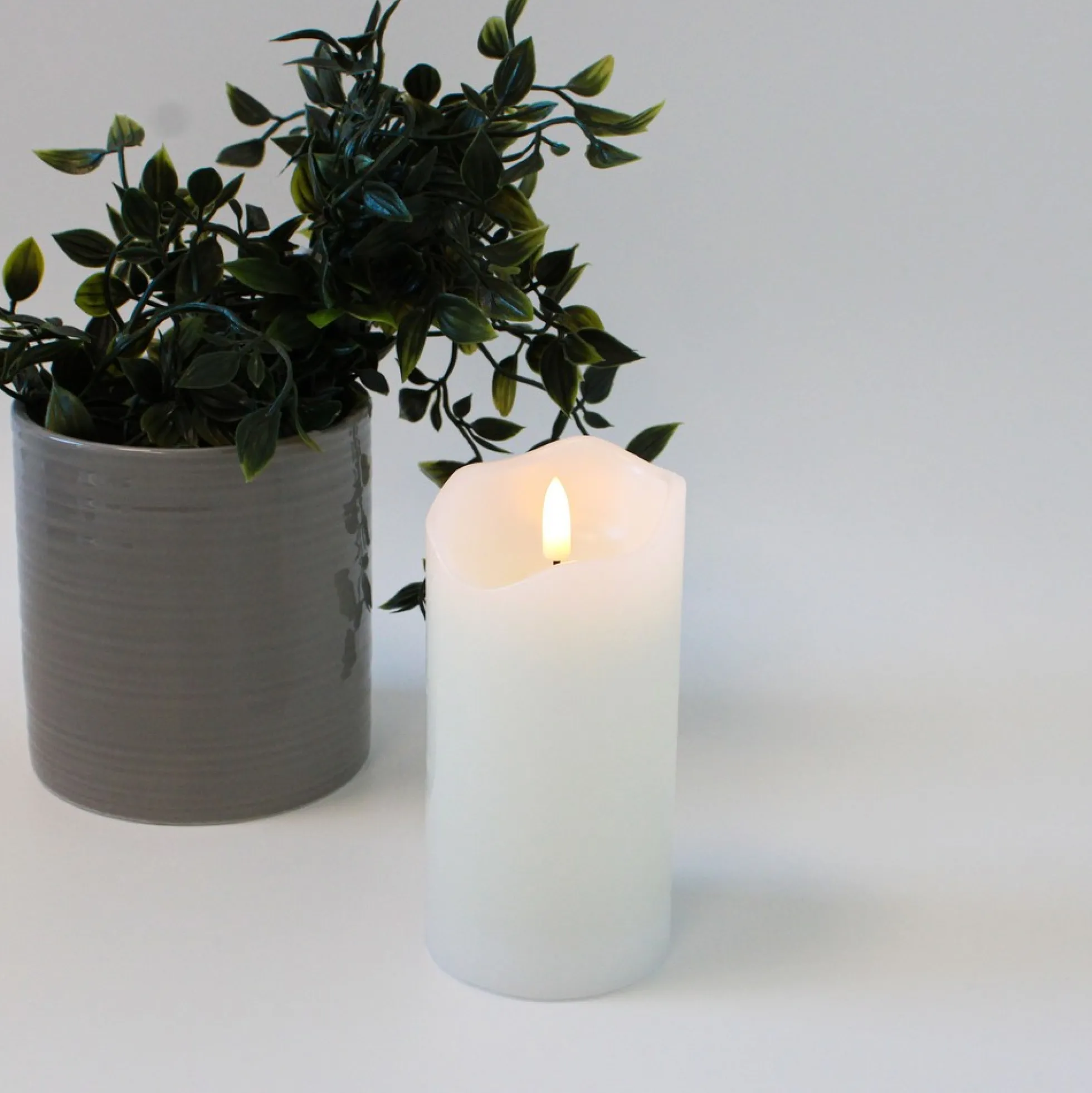 LED bloklys med flammeeffekt, hvid, 15 cm høj, Ø7,5 cm, fjernbetjening, timer, ægte stearin