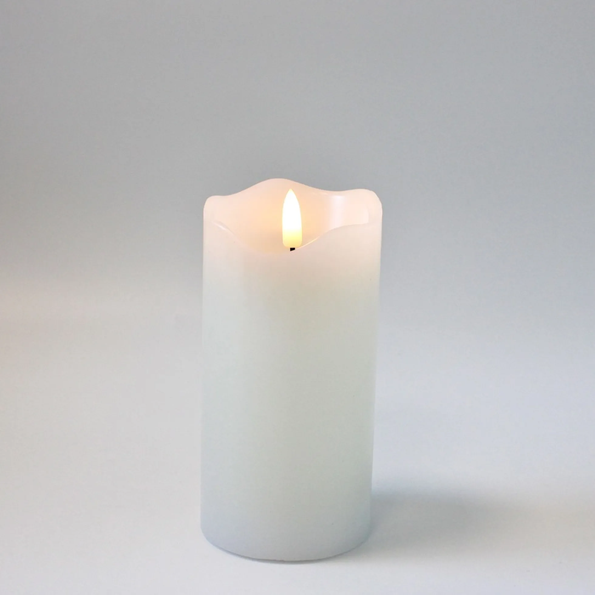 LED bloklys med flammeeffekt, hvid, 15 cm høj, Ø7,5 cm, fjernbetjening, timer, ægte stearin
