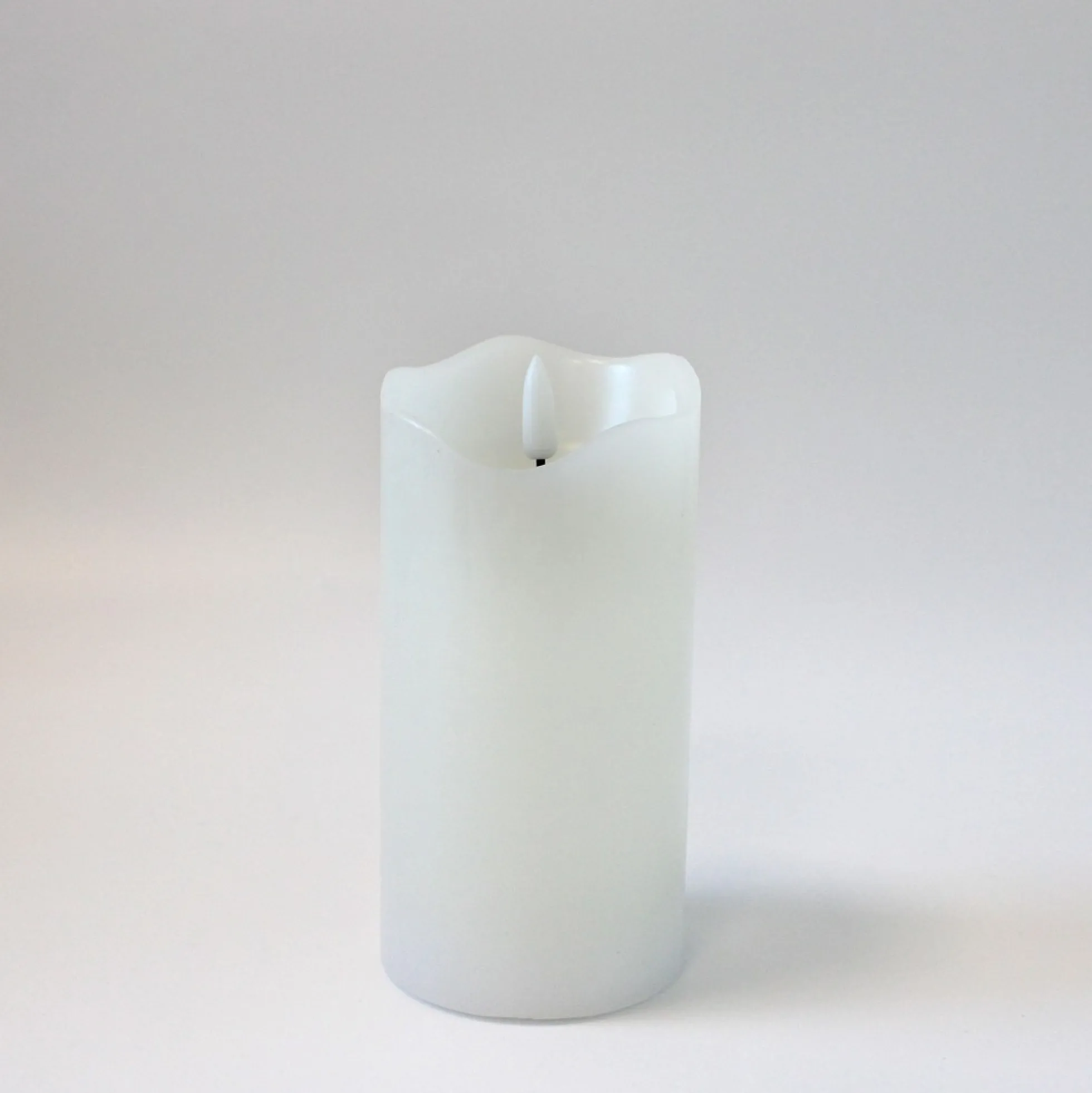 LED bloklys med flammeeffekt, hvid, 15 cm høj, Ø7,5 cm, fjernbetjening, timer, ægte stearin
