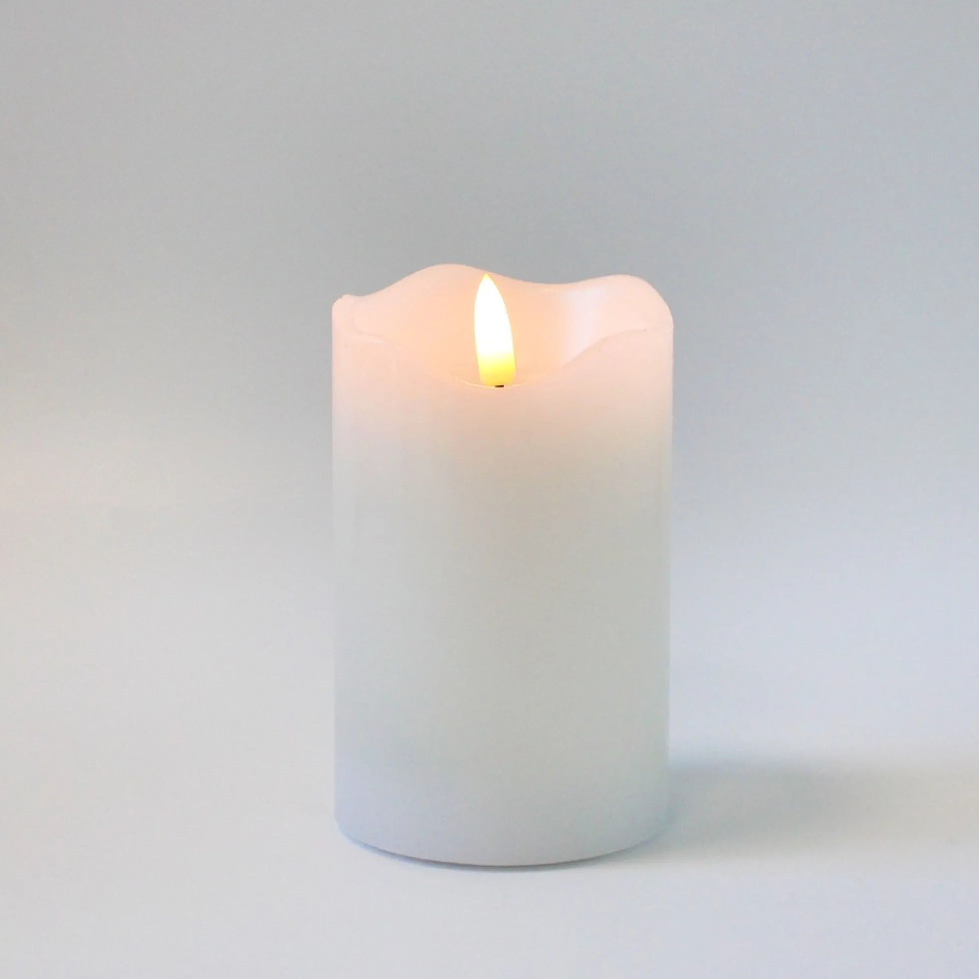 LED bloklys med flammeeffekt, hvid, 12,5 cm høj, Ø7,5 cm, timer, ægte stearin