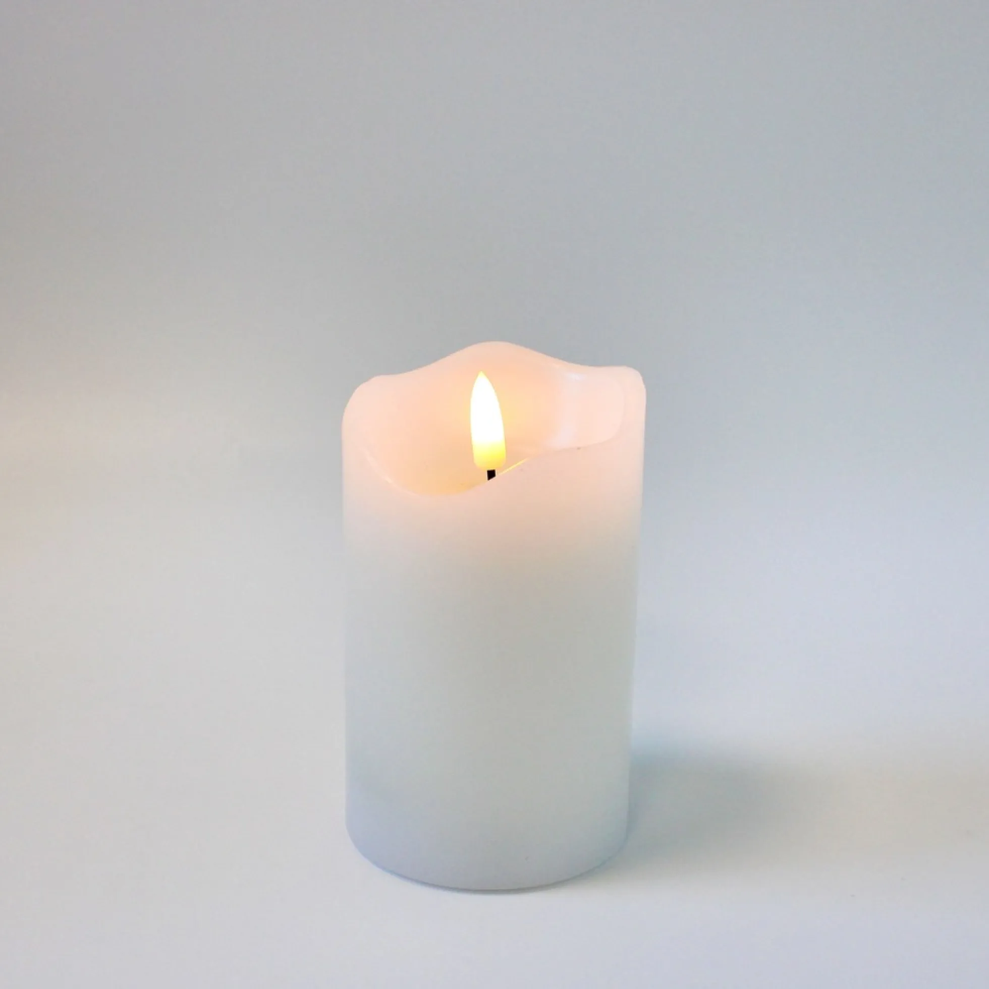 LED bloklys med flammeeffekt, hvid, 12,5 cm høj, Ø7,5 cm, timer, ægte stearin