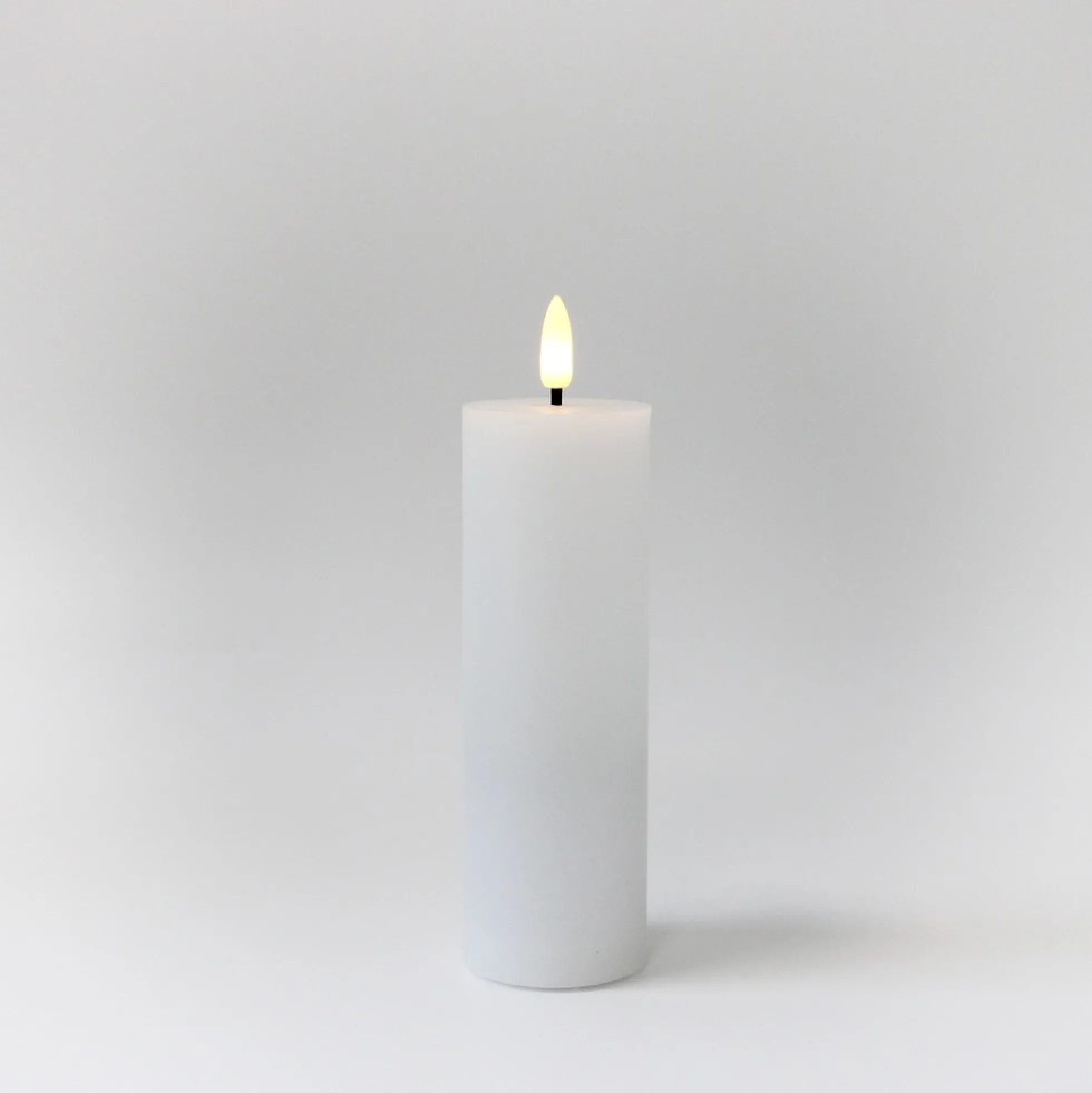 LED bloklys med flammeeffekt, hvid, 15 cm, fjernbetjening og timer - Ægte stearin, Ø5 cm