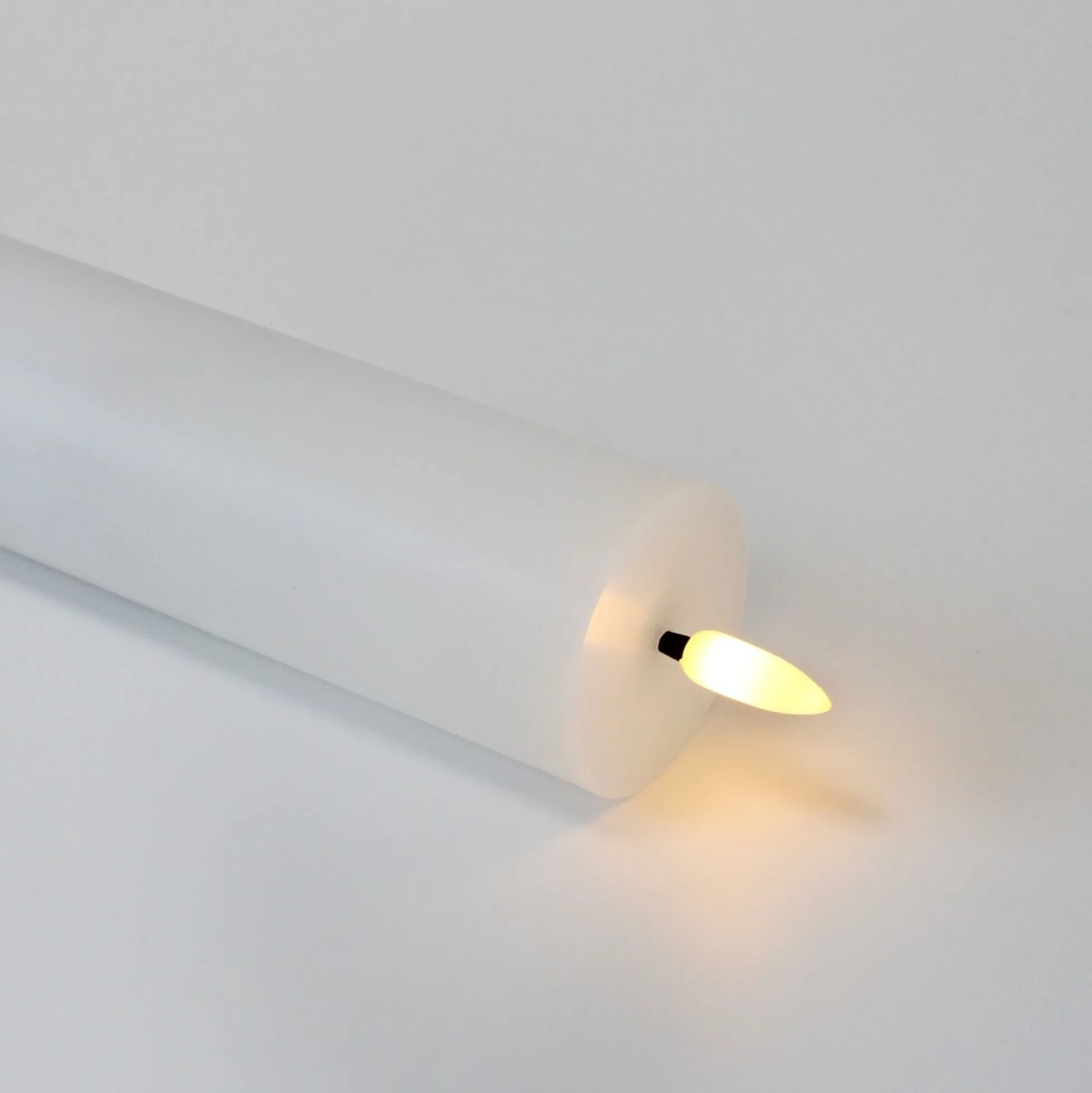 LED bloklys med flammeeffekt, hvid, 15 cm, fjernbetjening og timer - Ægte stearin, Ø5 cm