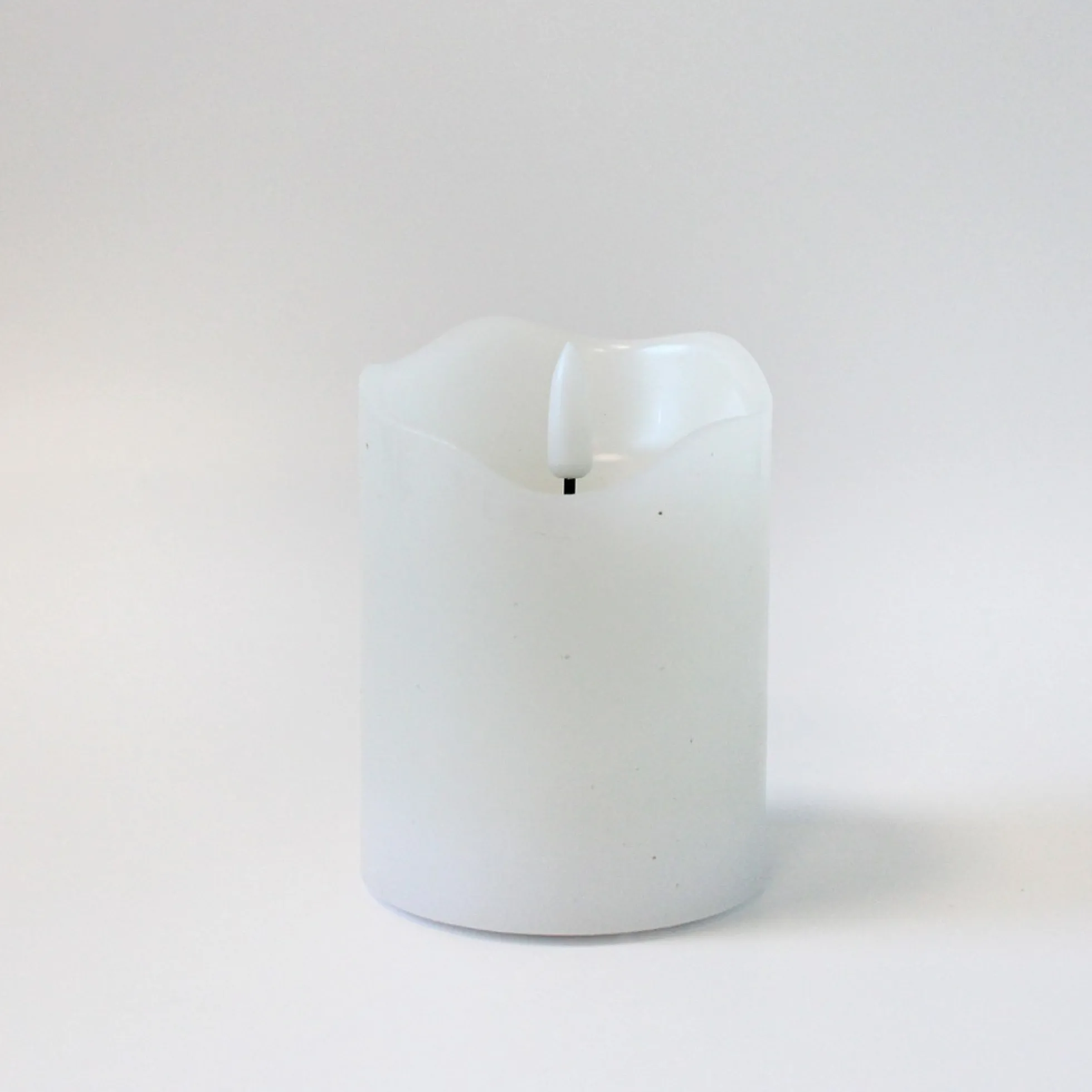 LED bloklys med flammeeffekt og fjernbetjening, hvid, 10 cm høj, Ø7,5 cm, ægte stearin