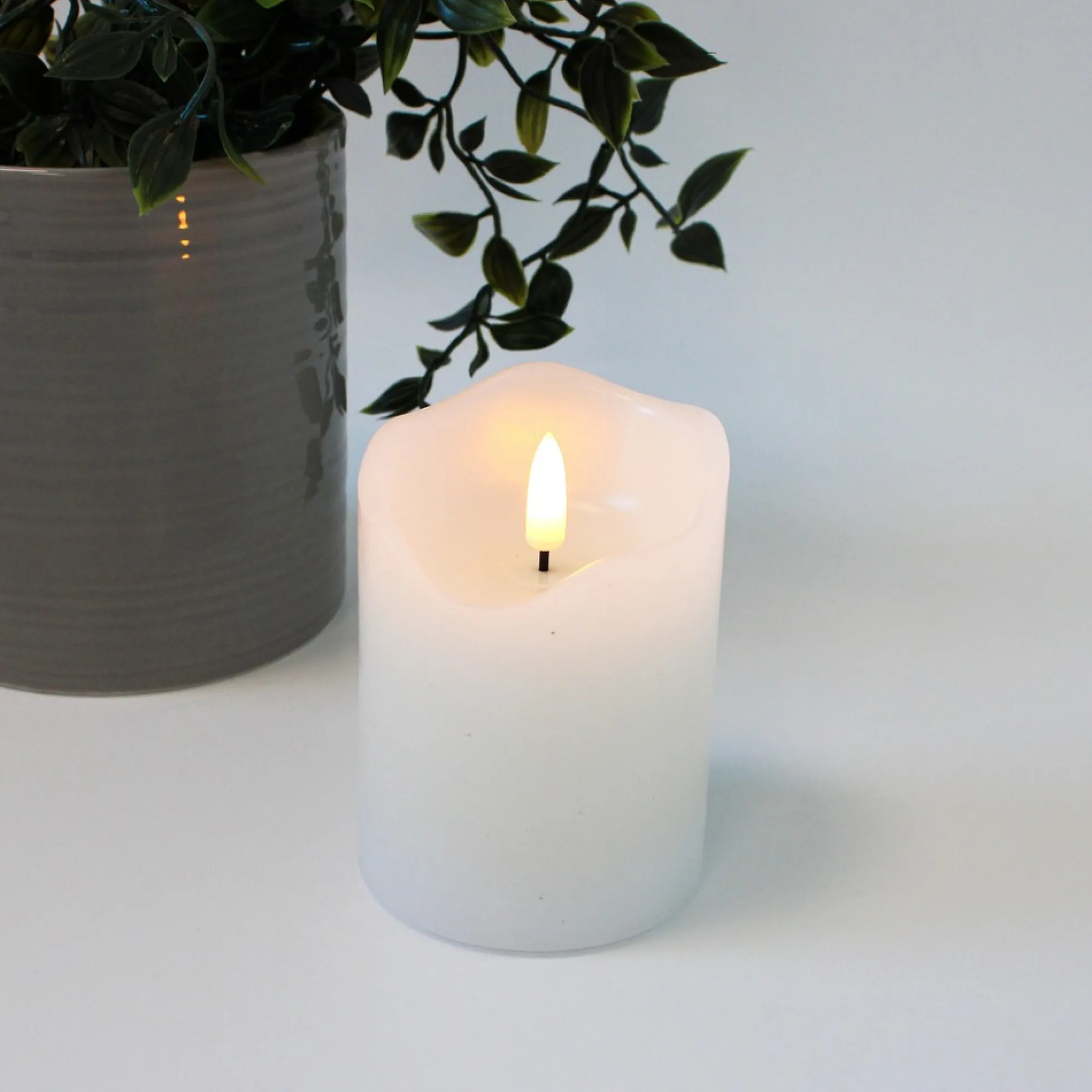 LED bloklys med flammeeffekt og fjernbetjening, hvid, 10 cm høj, Ø7,5 cm, ægte stearin