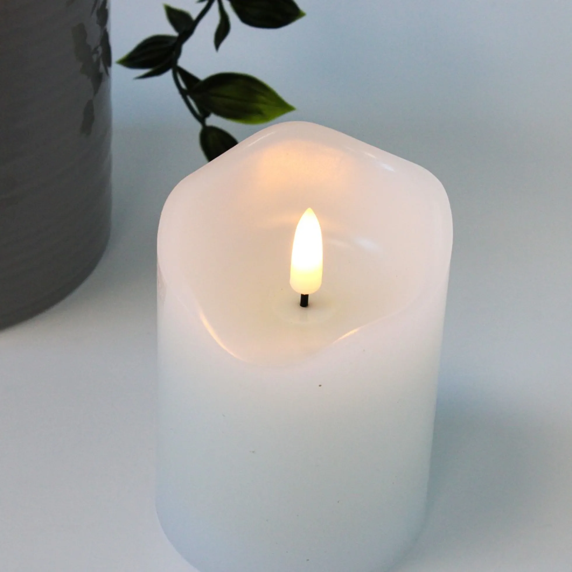 LED bloklys med flammeeffekt og fjernbetjening, hvid, 10 cm høj, Ø7,5 cm, ægte stearin