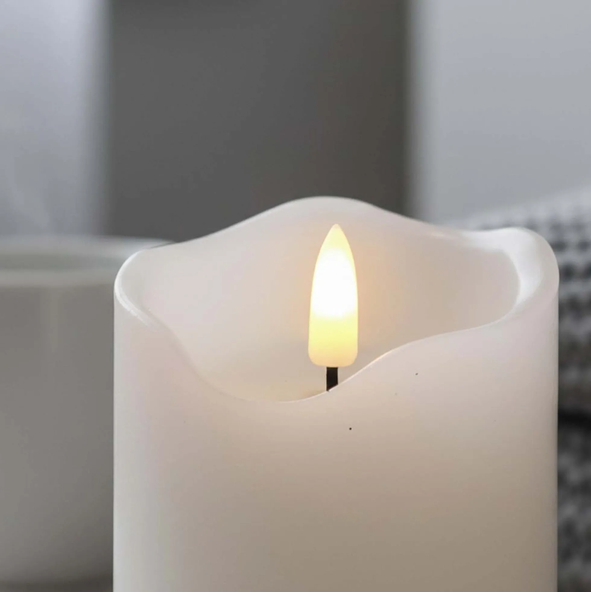 LED bloklys med flammeeffekt og fjernbetjening, hvid, 10 cm høj, Ø7,5 cm, ægte stearin