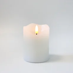 LED bloklys med flammeeffekt og fjernbetjening, hvid, 10 cm høj, Ø7,5 cm, ægte stearin