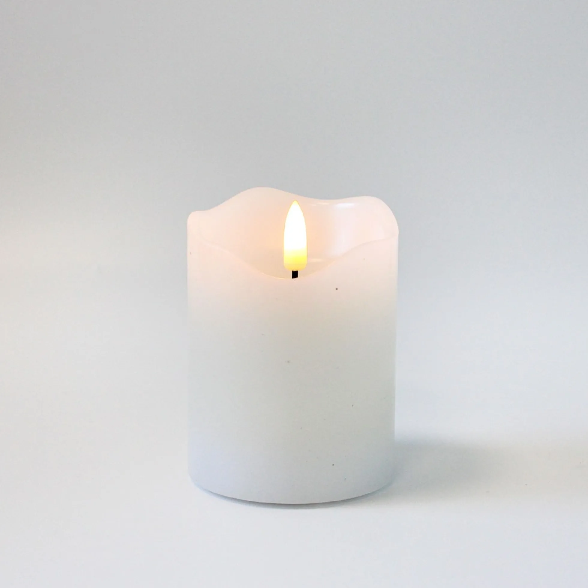 LED bloklys med flammeeffekt og fjernbetjening, hvid, 10 cm høj, Ø7,5 cm, ægte stearin