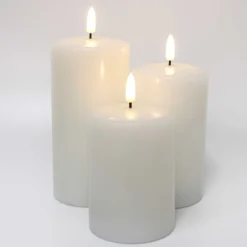 LED bloklys med flammeeffekt, hvid - 3 stk, inkl. fjernbetjening og timer, 10/12,5/15 cm høj, Ø7,5 cm, ægte stearin