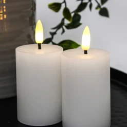 LED bloklys med flammeeffekt, hvid - 2 stk, inkl. fjernbetjening og timer, 7,5 cm høj, Ø5 cm, ægte stearin