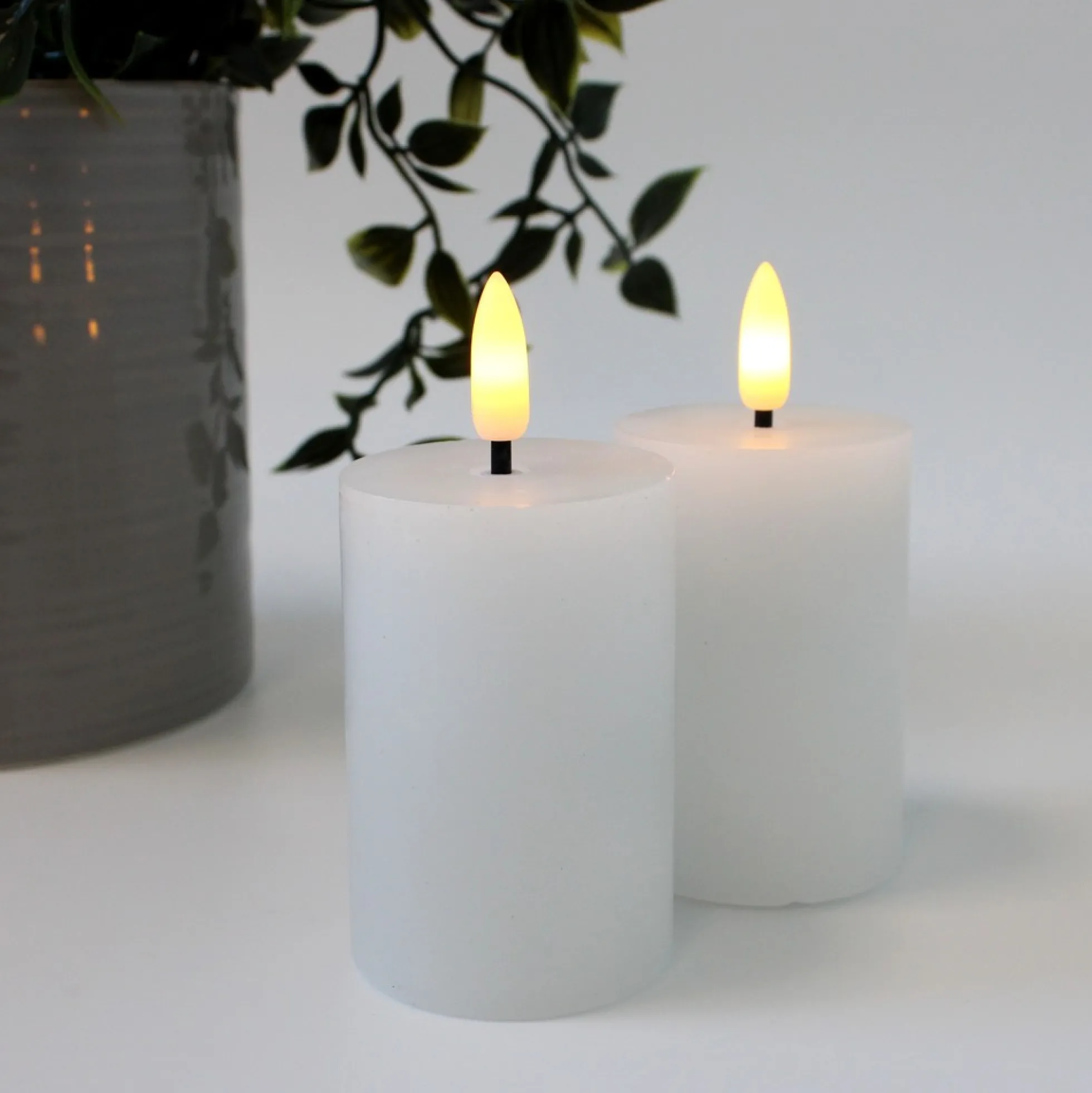 LED bloklys med flammeeffekt, hvid - 2 stk, inkl. fjernbetjening og timer, 7,5 cm høj, Ø5 cm, ægte stearin