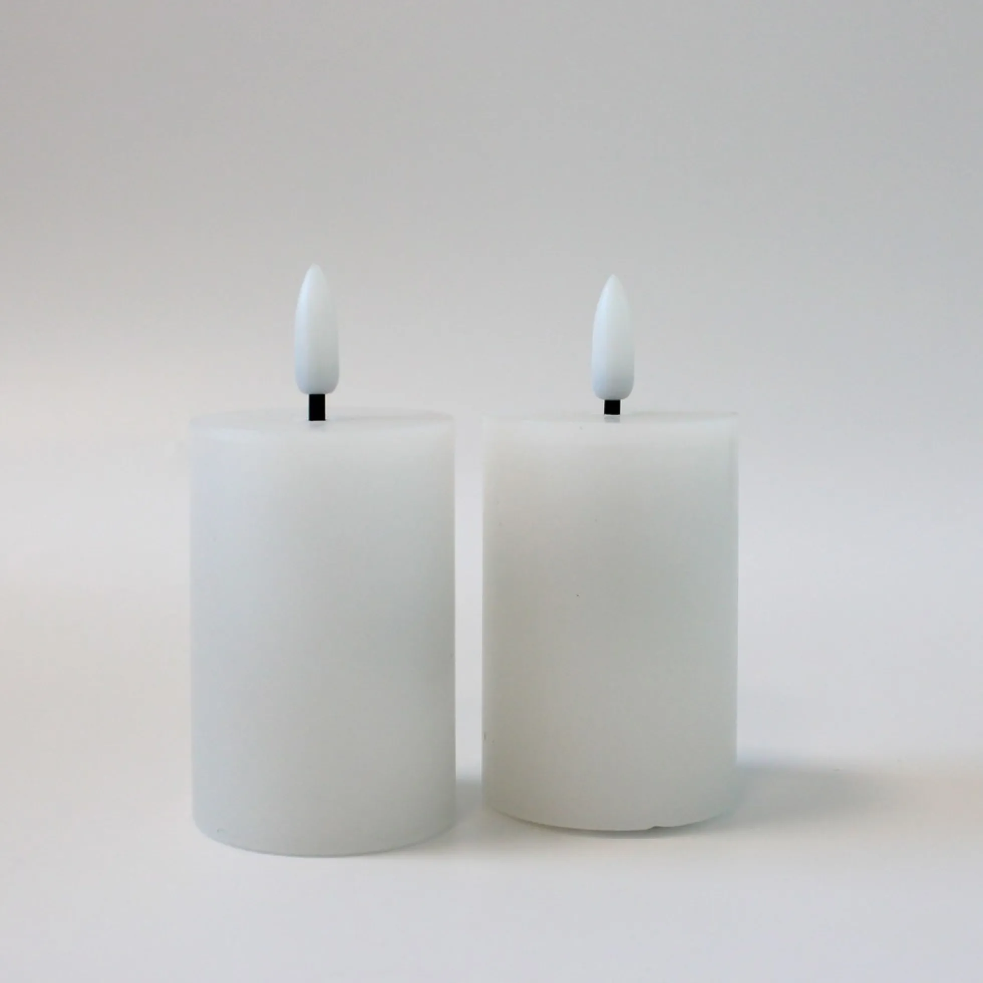 LED bloklys med flammeeffekt, hvid - 2 stk, inkl. fjernbetjening og timer, 7,5 cm høj, Ø5 cm, ægte stearin