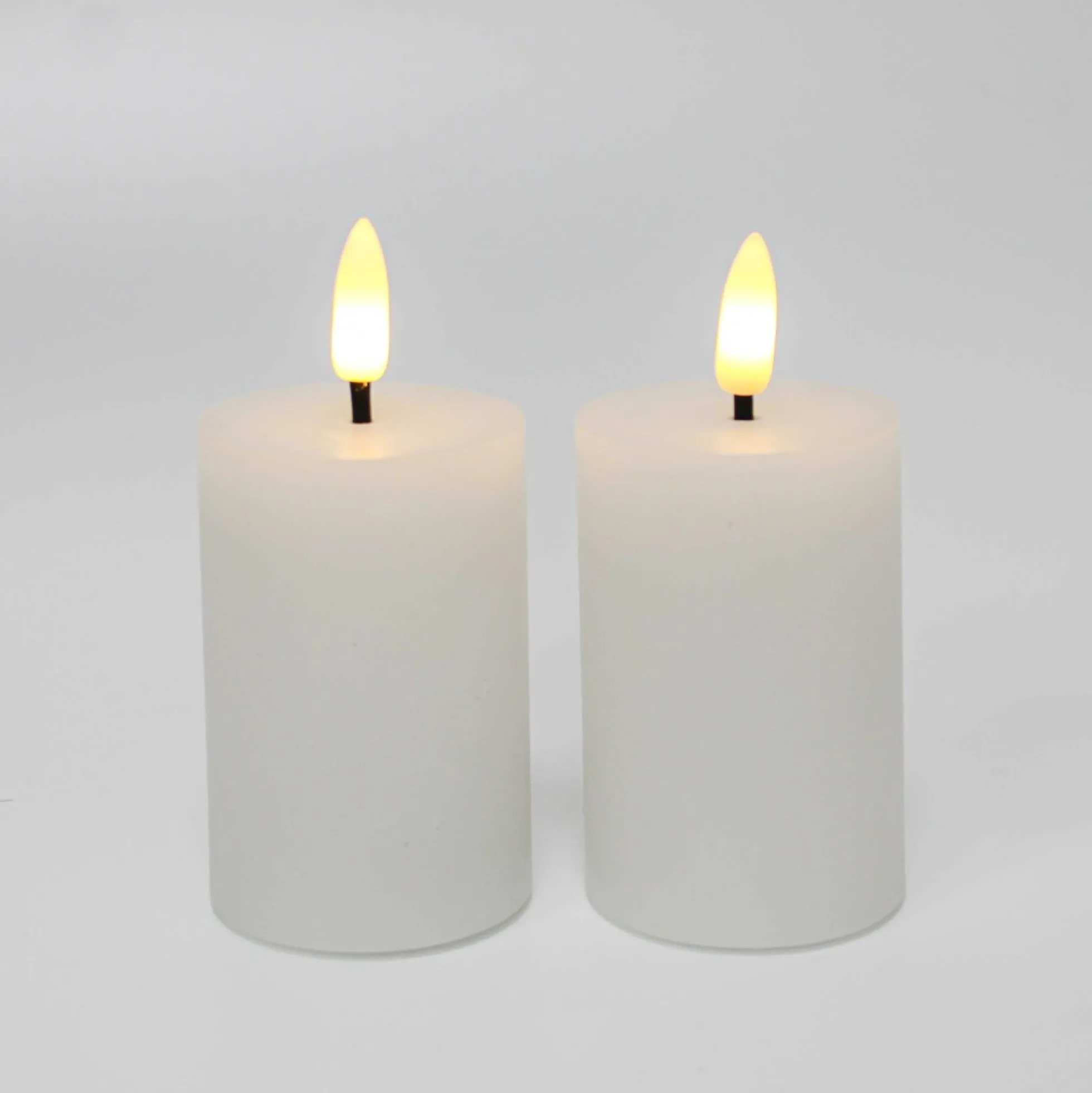 LED bloklys med flammeeffekt, hvid - 2 stk, inkl. fjernbetjening og timer, 7,5 cm høj, Ø5 cm, ægte stearin