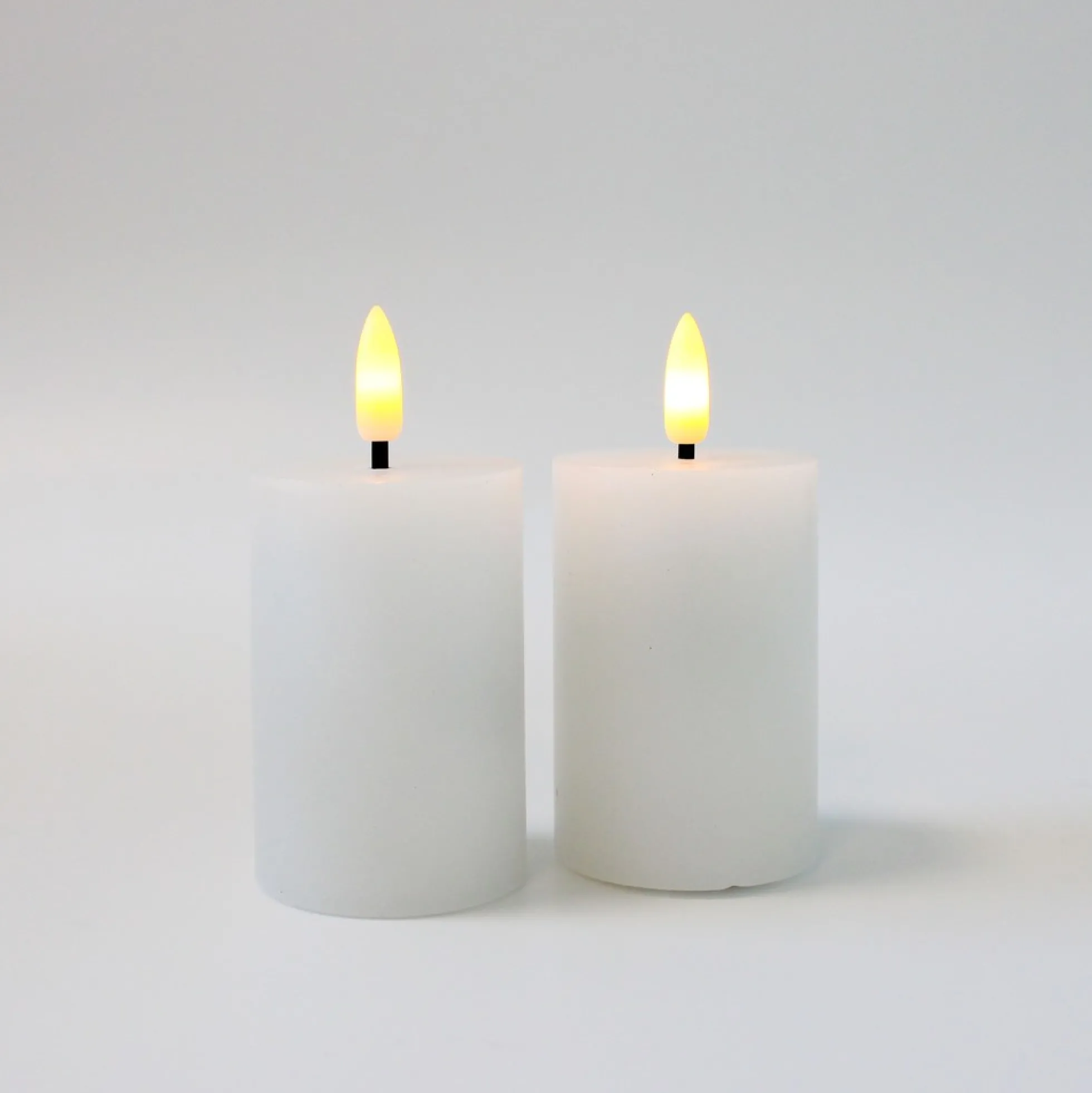 LED bloklys med flammeeffekt, hvid - 2 stk, inkl. fjernbetjening og timer, 7,5 cm høj, Ø5 cm, ægte stearin