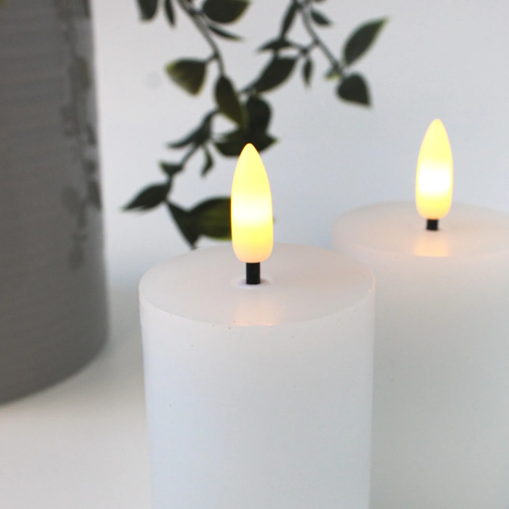 LED bloklys med flammeeffekt, hvid - 2 stk, inkl. fjernbetjening og timer, 7,5 cm høj, Ø5 cm, ægte stearin