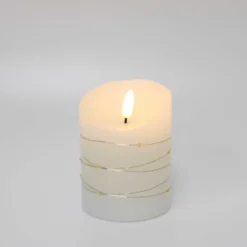 LED bloklys med lyskæde, flammeeffekt, 10 cm høj, inkl. fjernbetjening - Ø7,5 cm, ægte stearin