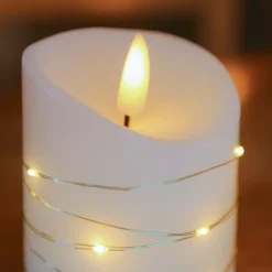 LED bloklys med lyskæde, flammeeffekt, 10 cm høj, inkl. fjernbetjening - Ø7,5 cm, ægte stearin