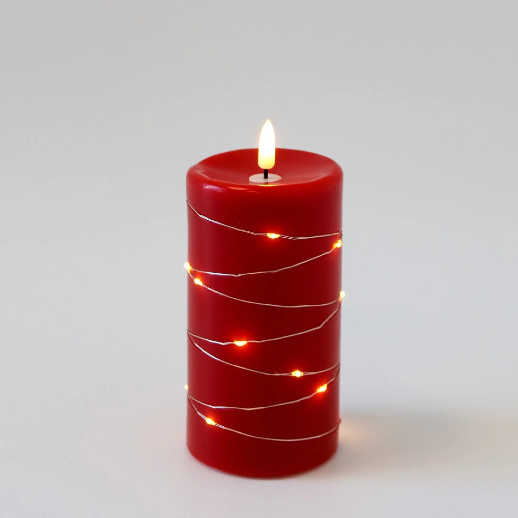 LED bloklys med lyskæde og flammeeffekt, 15 cm, rød stearin, fjernbetjening