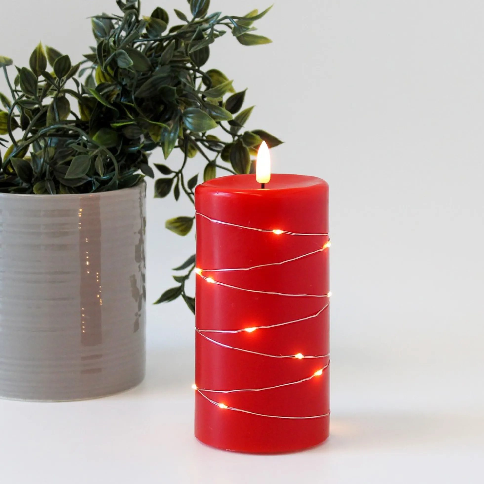 LED bloklys med lyskæde og flammeeffekt, 15 cm, rød stearin, fjernbetjening