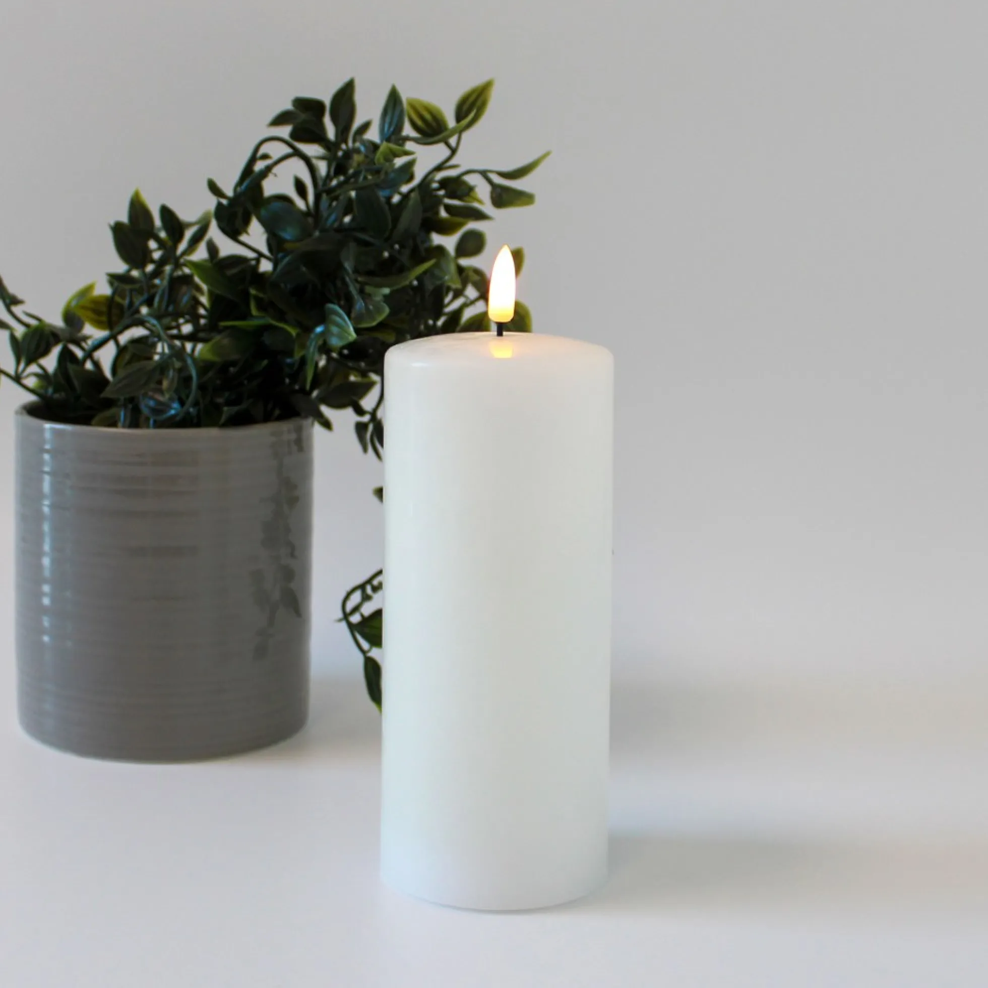 LED bloklys med smelte-look og flammeeffekt, 17,5 cm, inkl. fjernbetjening, timer og ægte stearin