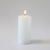LED bloklys med smelte-look og flammeeffekt, inkl. fjernbetjening og timer, 15 cm høj, Ø7,5 cm, ægte stearin