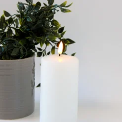 LED bloklys med smelte-look og flammeeffekt, inkl. fjernbetjening og timer, 15 cm høj, Ø7,5 cm, ægte stearin