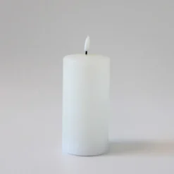 LED bloklys med smelte-look og flammeeffekt, inkl. fjernbetjening og timer, 15 cm høj, Ø7,5 cm, ægte stearin