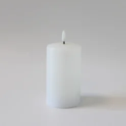 LED bloklys med smelte-look og flammeeffekt, inkl. fjernbetjening, timer og ægte stearin - 12,5 cm høj, Ø7,5 cm